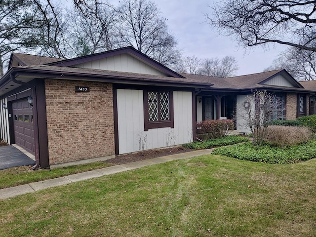 view of front facade with a garage and a front yard