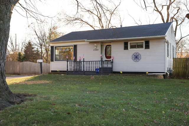 view of front facade featuring fence and a front lawn