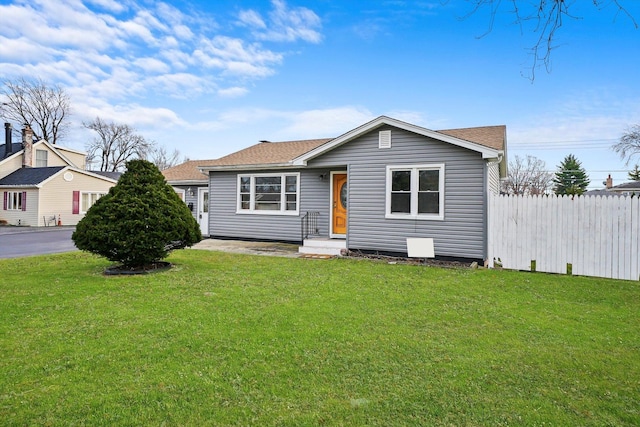 view of front facade with a front yard