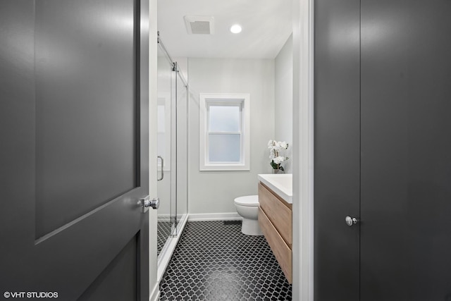 full bathroom featuring visible vents, baseboards, toilet, vanity, and a shower stall