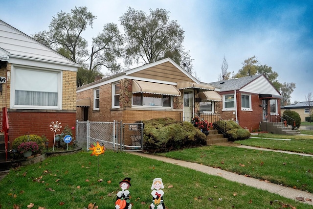 bungalow featuring a front lawn