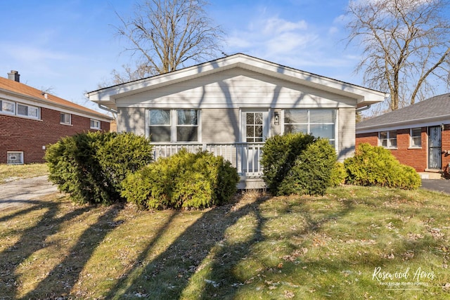 view of front of property featuring a front lawn