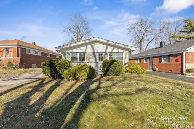 view of front of home featuring a front yard