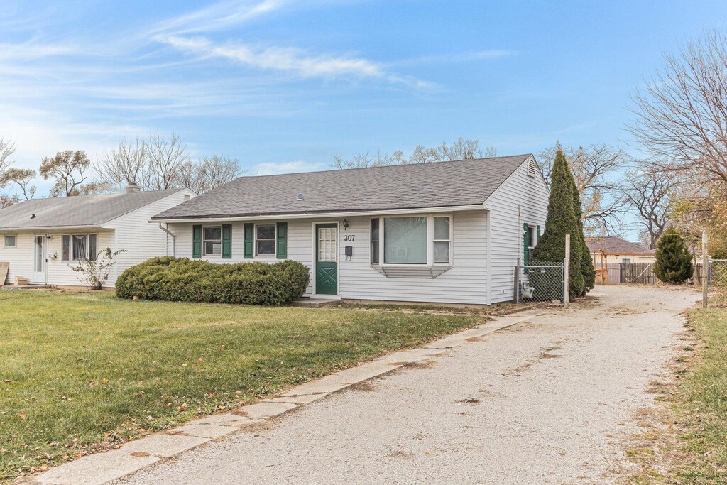 single story home featuring a front lawn