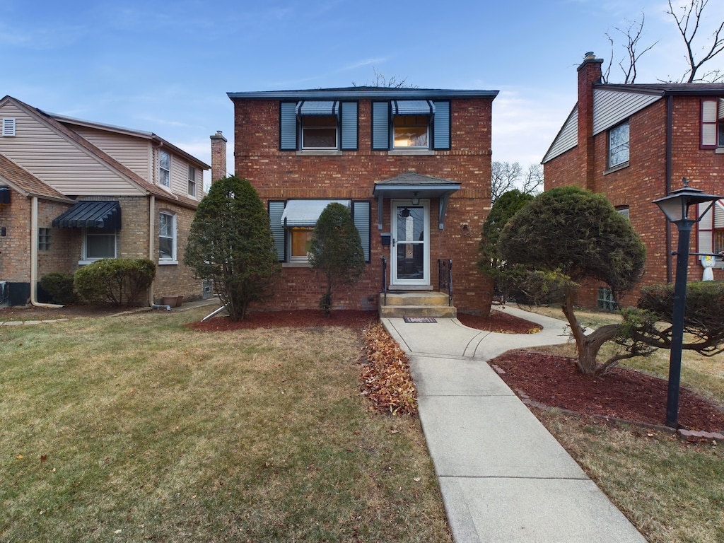 view of front of property with a front lawn