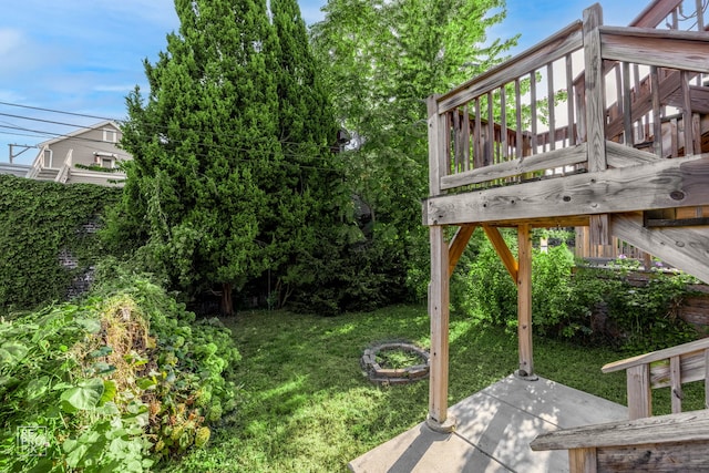 view of yard featuring a patio area