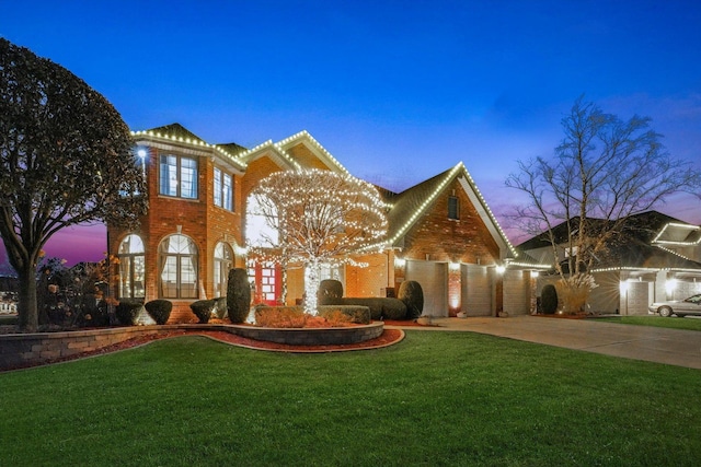 view of front of home featuring a lawn