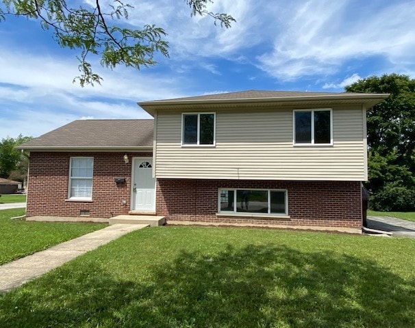 split level home featuring a front yard