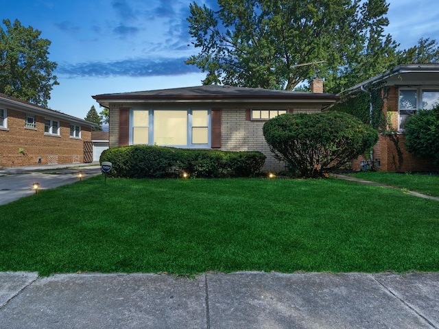 view of front facade featuring a lawn