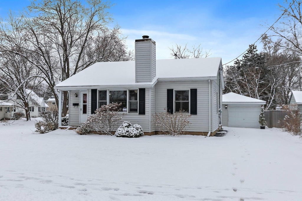 view of front of home featuring an outdoor structure and a garage