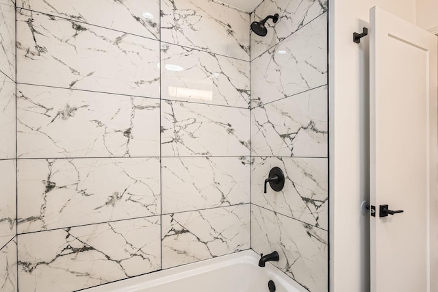 bathroom featuring tiled shower / bath combo