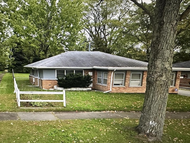 single story home with a front lawn