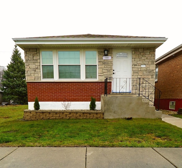 view of front of property featuring a front lawn