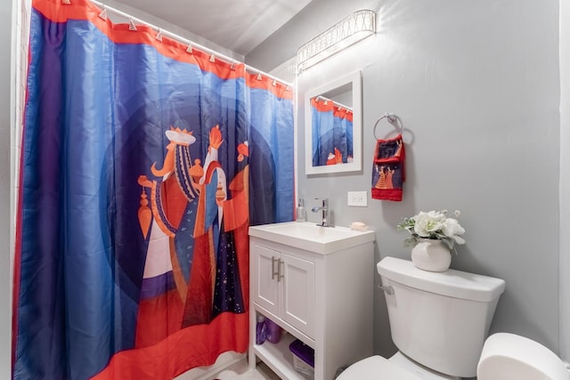 bathroom with a shower with shower curtain, vanity, and toilet