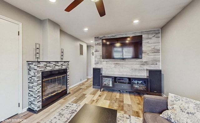 living room with light hardwood / wood-style floors and ceiling fan