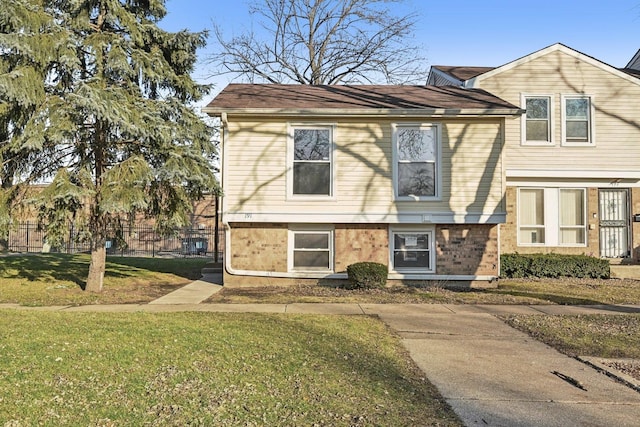 view of front of property with a front yard