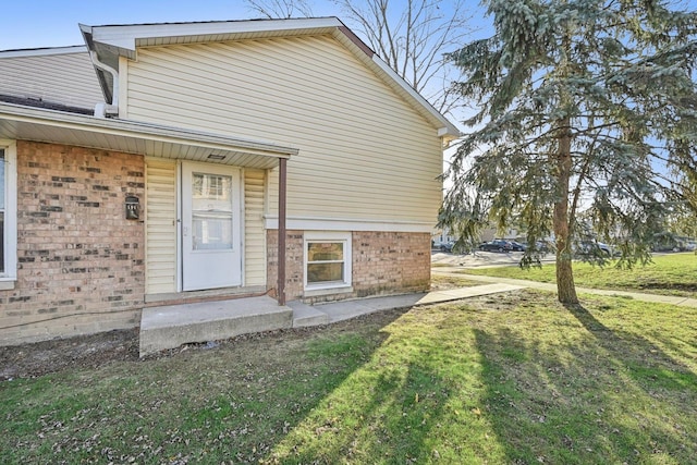 back of house featuring a lawn