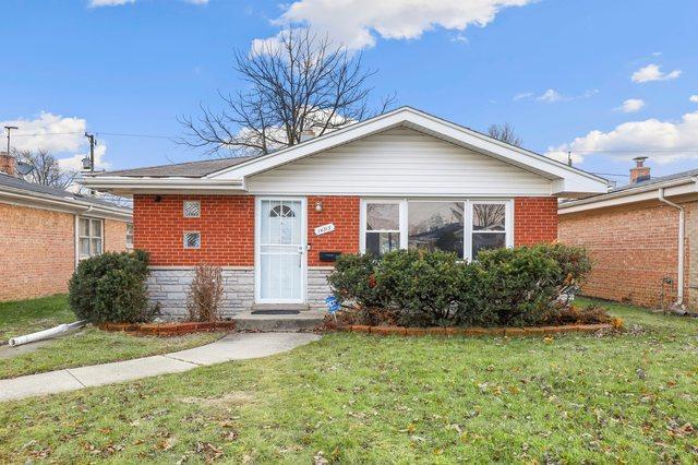 single story home with a front yard