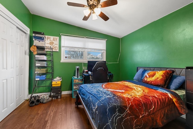 bedroom with lofted ceiling, hardwood / wood-style floors, a closet, and ceiling fan