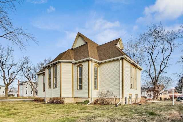 view of side of property featuring a lawn