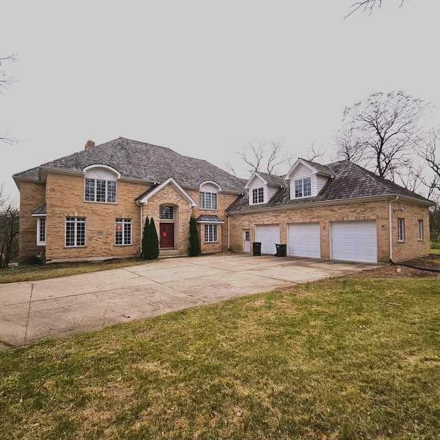 view of front of house featuring a front lawn and a garage