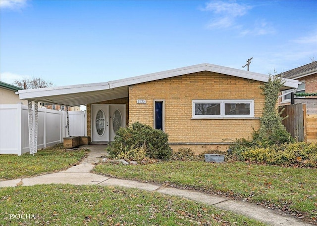 view of front of home with a carport and a front yard