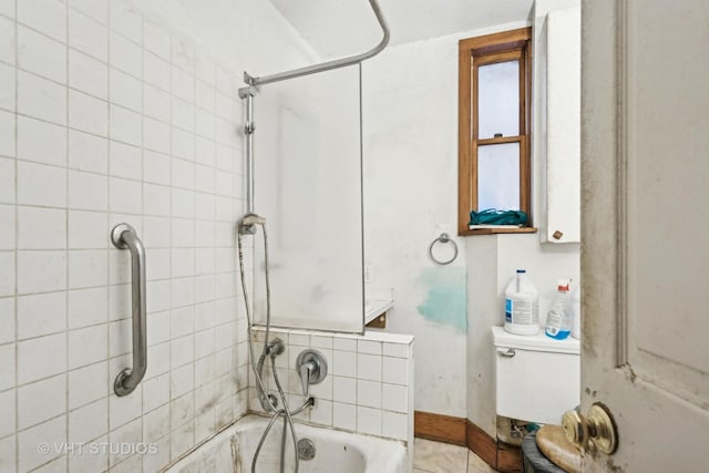 bathroom with tiled shower / bath