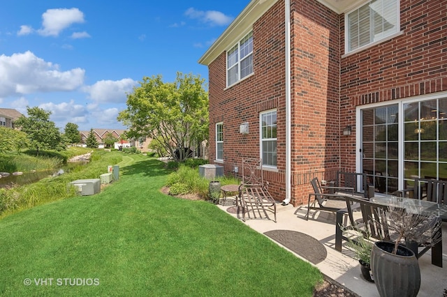 view of yard featuring a patio