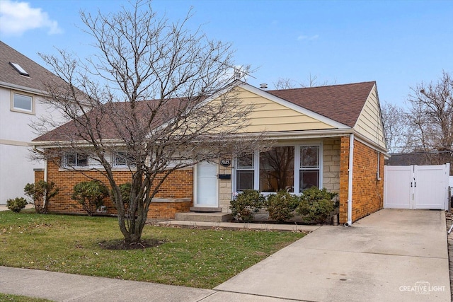 bungalow featuring a front yard