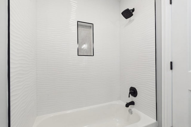 bathroom with tiled shower / bath