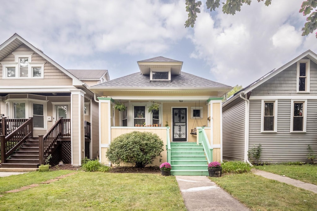 bungalow featuring a front lawn and a porch