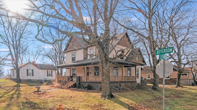 view of front facade with a porch and a front lawn