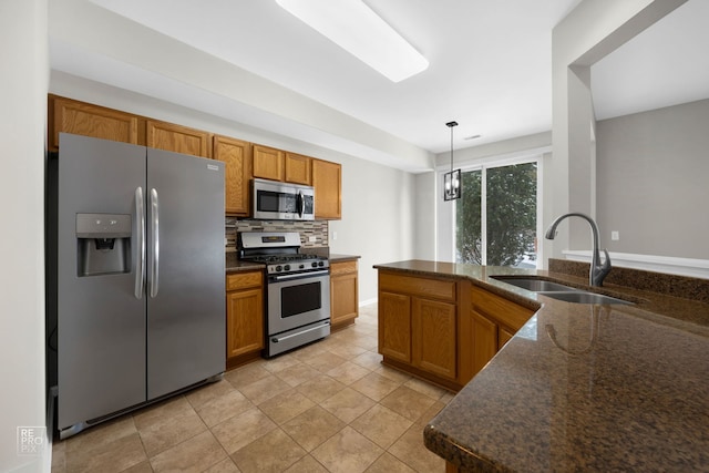 kitchen featuring backsplash, sink, decorative light fixtures, stainless steel appliances, and a chandelier