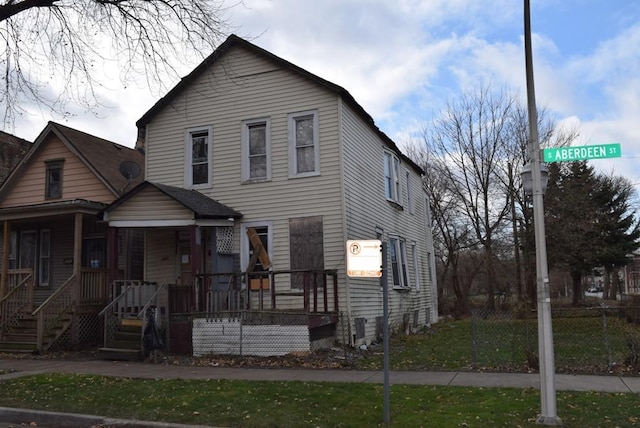 view of front of house featuring covered porch and a front lawn