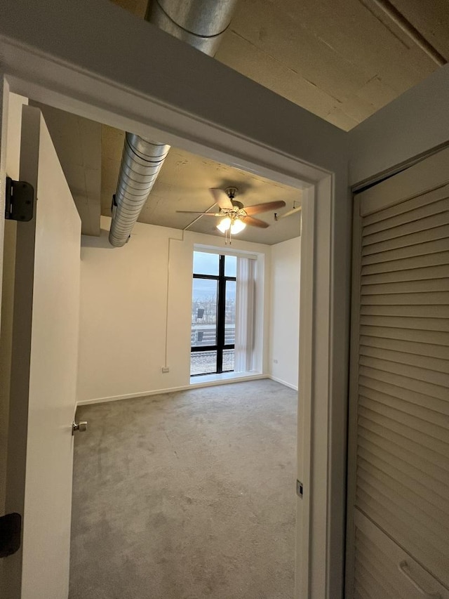 unfurnished room with carpet flooring and ceiling fan