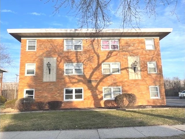 view of front of house with a front lawn