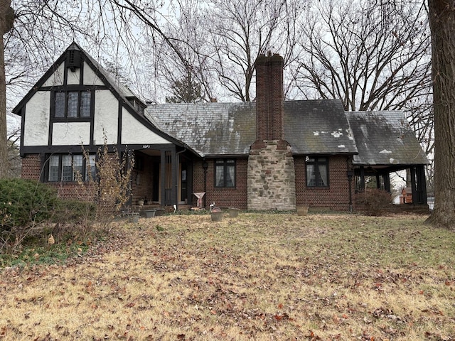 view of front of house featuring a front yard