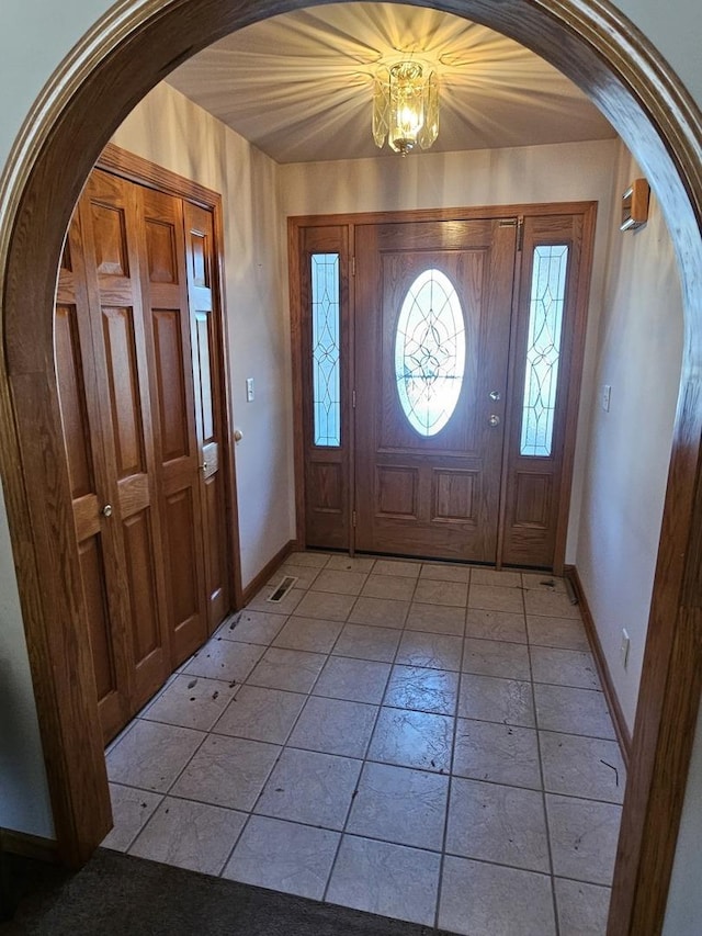 entryway with a notable chandelier