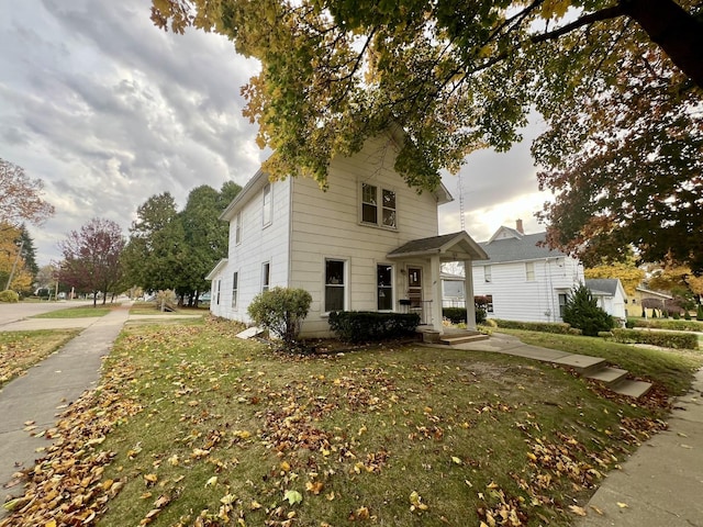 view of front facade featuring a front yard