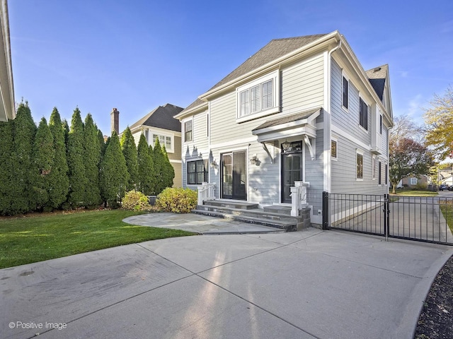 view of front of property featuring a front lawn