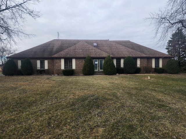 view of front of home featuring a front lawn