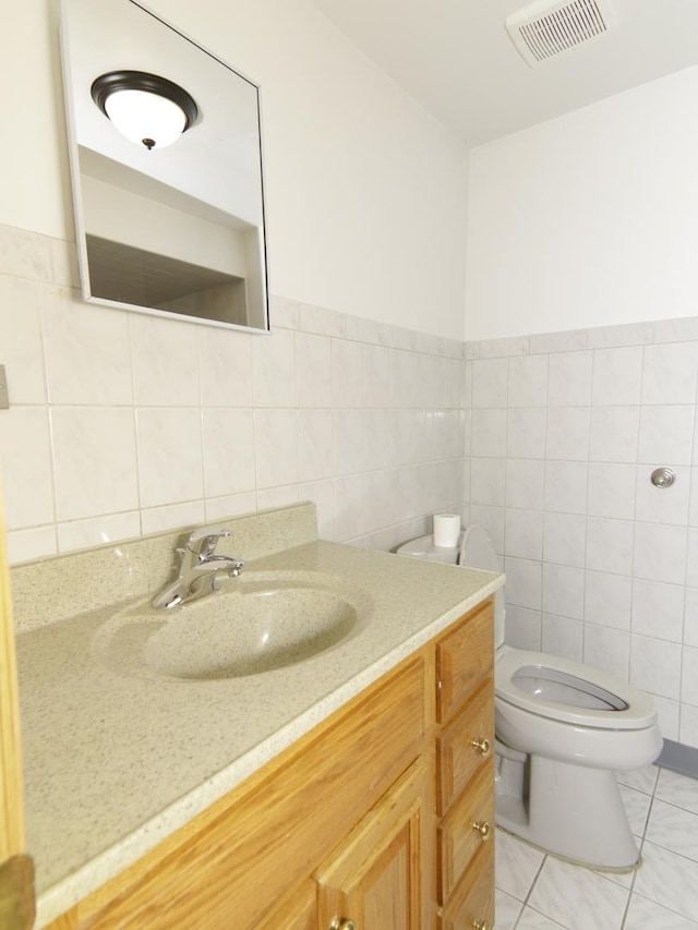 7251 S Ridgeland Ave Unit E, Chicago, IL 60649 - bathroom featuring tile walls, vanity, and tile patterned floors