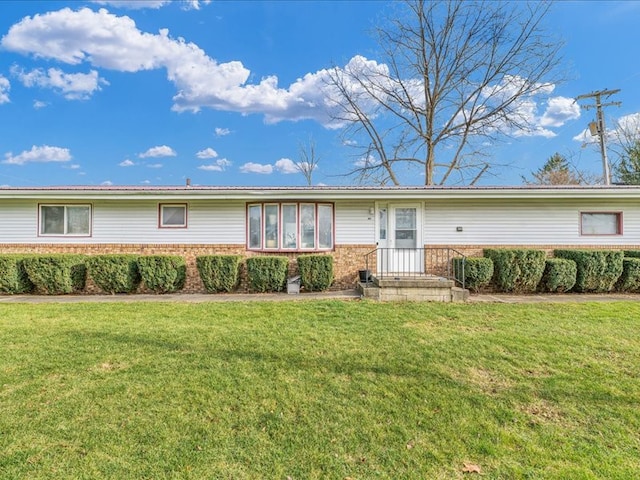 single story home featuring a front yard