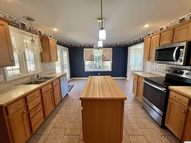 living area with carpet