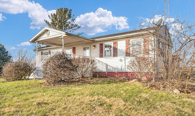 view of front facade featuring a front lawn and covered porch