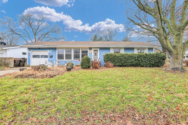 single story home with a front lawn