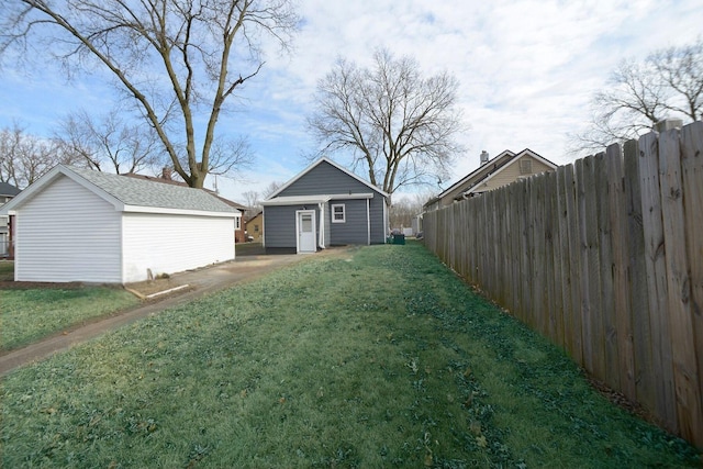 view of yard featuring an outbuilding