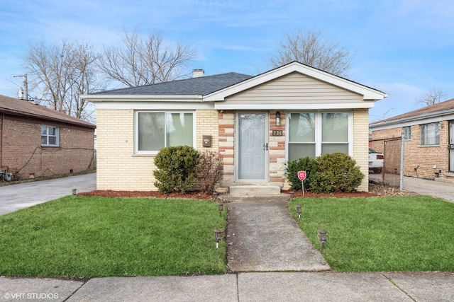 view of front of property featuring a front lawn