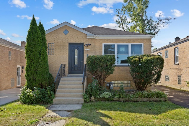 view of front of property featuring a front yard