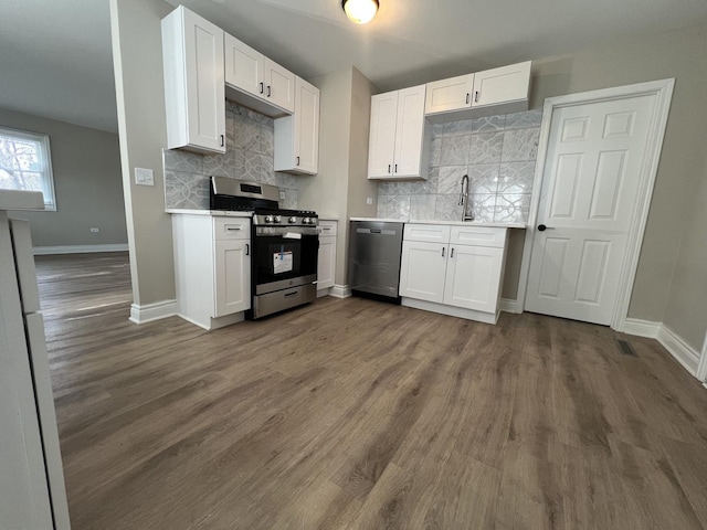 unfurnished bedroom with carpet flooring and a closet